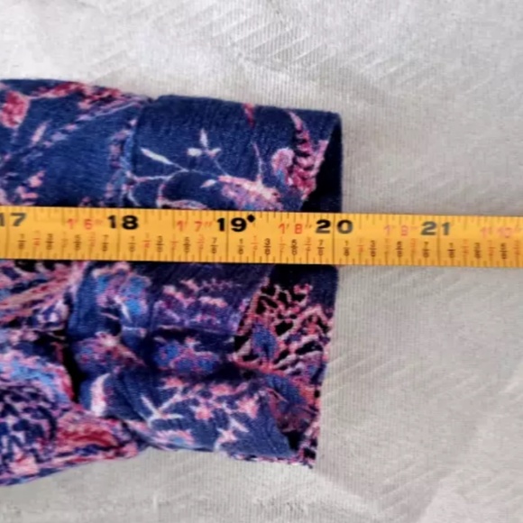 Nine West Womens Blue Floral Blouse Button Down Long Sleeve V-Neck Size small - Picture 4 of 6